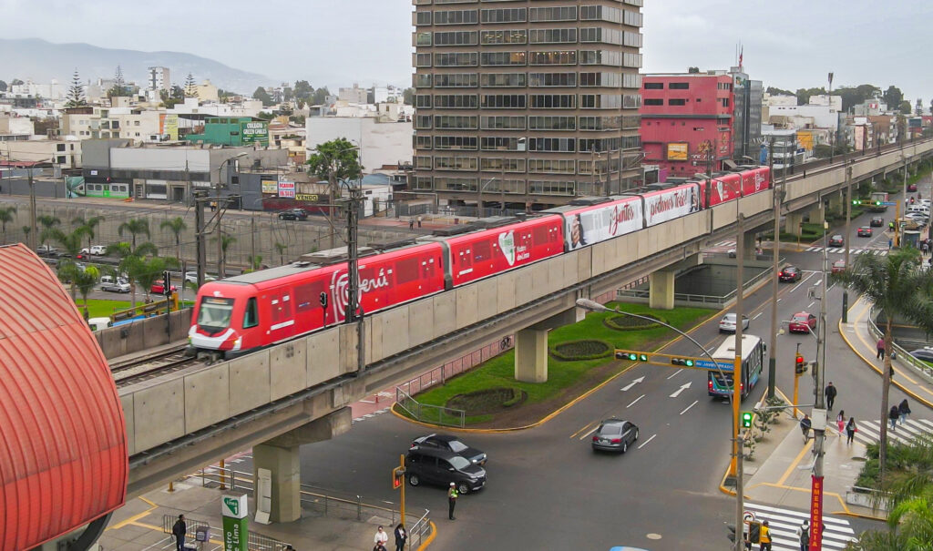 Línea 1 del Metro de Lima con proyecto de ampliación para mejorar la movilidad urbana y aumentar la capacidad de pasajeros