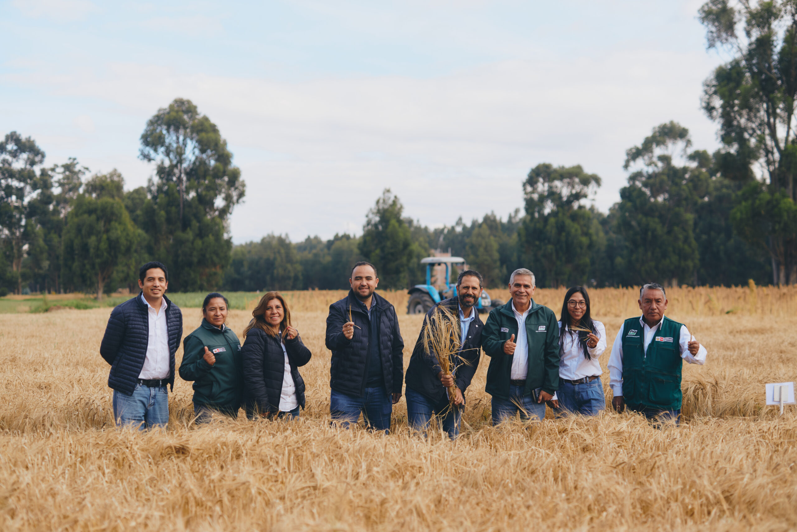 Equipo de Backus en campo agrícola promoviendo la recuperación de amunas para la gestión sostenible del agua en Perú