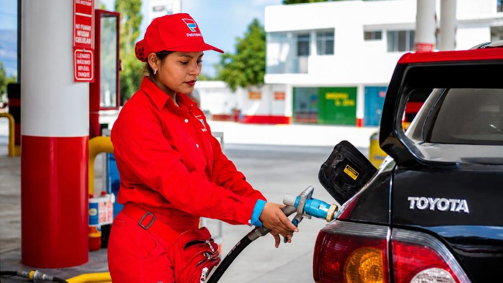 Trabajadora abastece combustible a un vehículo en una estación de servicio en Perú