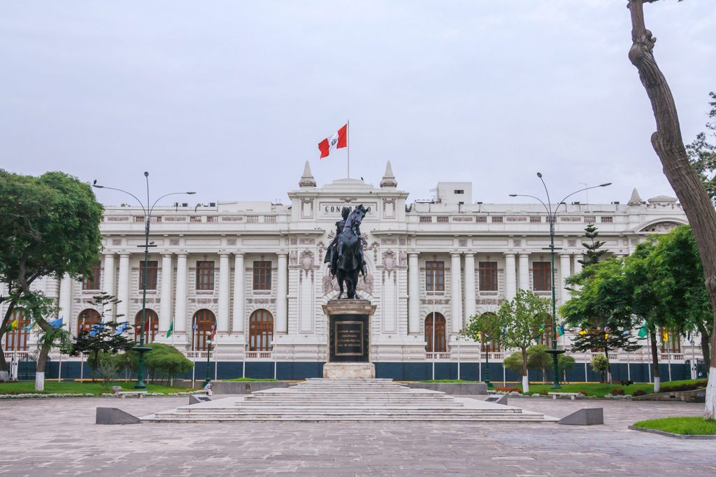 Fachada del Congreso de la República del Perú, sede del nuevo Senado que debatirá decisiones sobre minería, bosques y gobernanza ambiental.