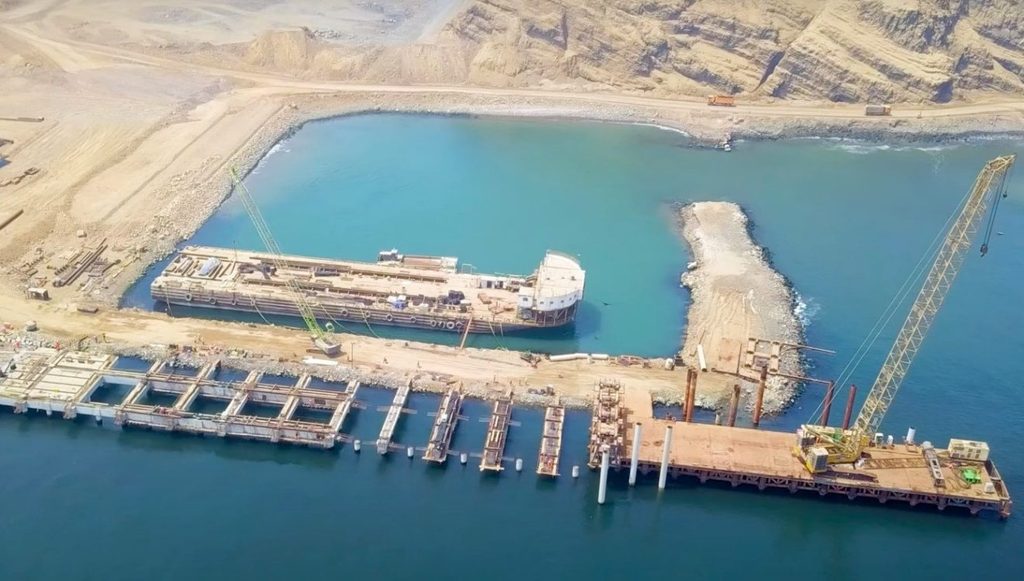Infraestructura en construcción del puerto de Chancay mostrando retos de gobernanza y supervisión en Perú