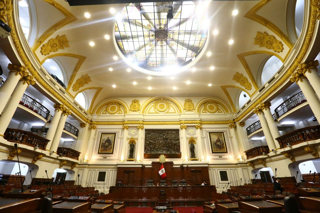 Interior del hemiciclo del Congreso del Perú, donde el Senado debatirá decisiones relacionadas con la Amazonía y la gobernanza ambiental.