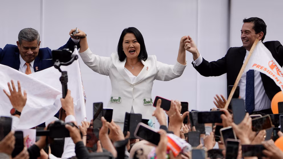 Keiko Fujimori levanta los brazos ante simpatizantes durante un acto político en Perú.