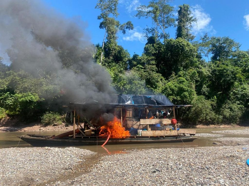 Operativo contra minería ilegal en Ucayali con embarcación incendiada en la Amazonía peruana