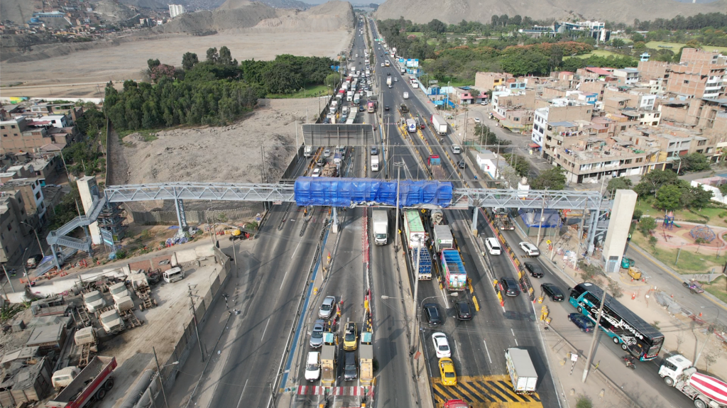 Puente Ramiro Prialé de Lima Expresa sobre vía con tránsito vehicular en Lima