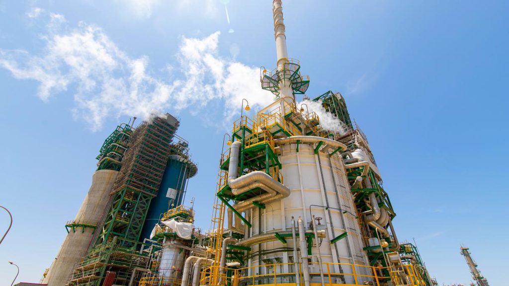 Refinería Talara con infraestructura industrial, chimeneas y tuberías para producción energética en Perú