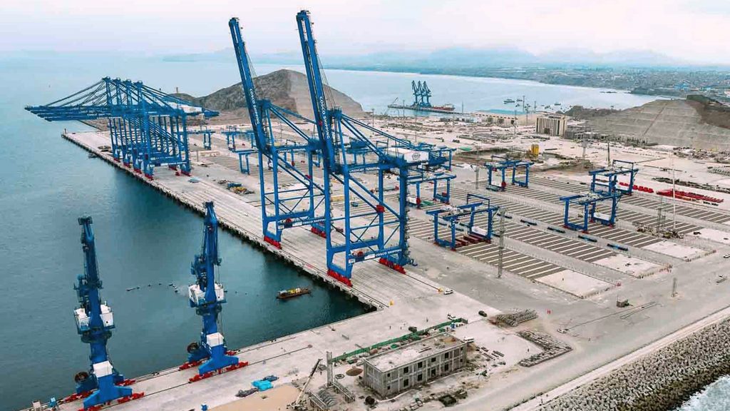 Terminal portuario de Chancay con grúas de Cosco Shipping Ports y desafíos de gobernanza en Perú