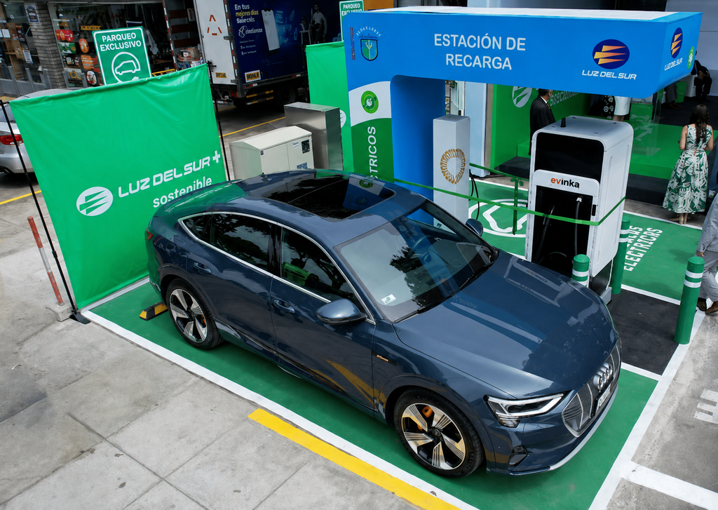 Vehículo eléctrico en una estación de recarga en Perú, donde crece la participación de autos BEV e híbridos enchufables PHEV.