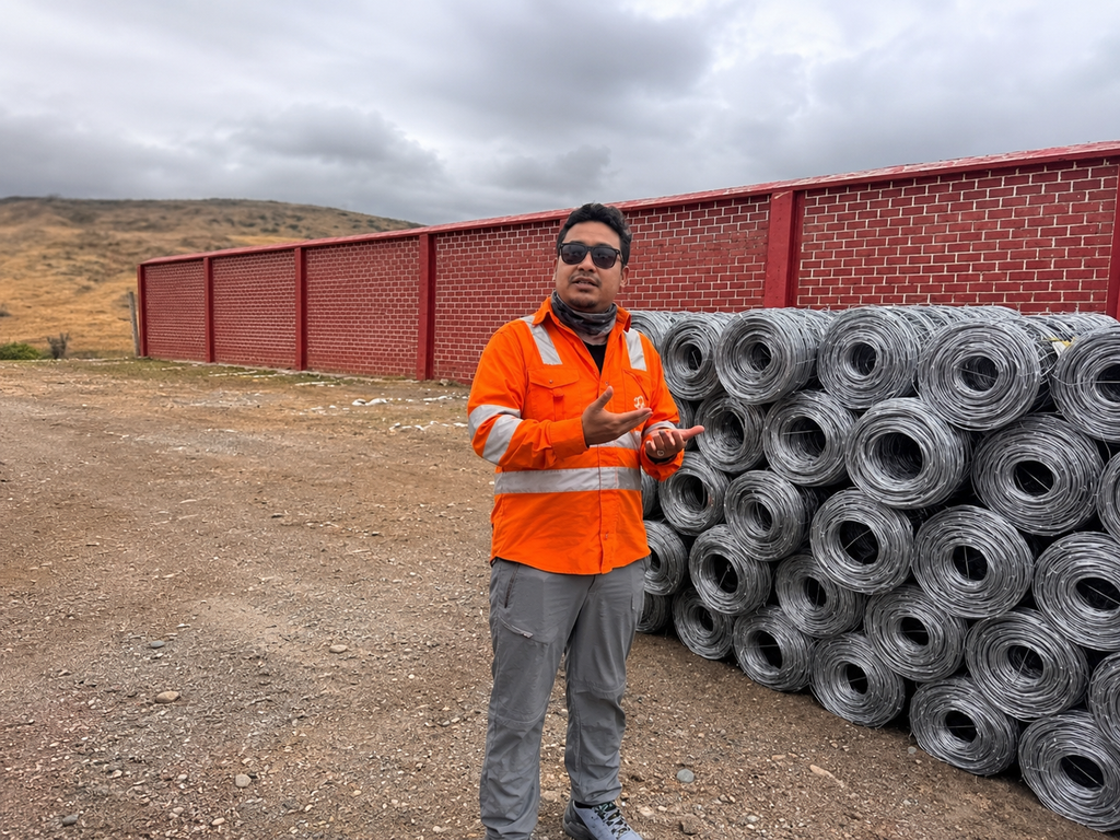 Darcy Ibáñez de Las Bambas junto a rollos de alambre durante una visita a instalaciones operativas.