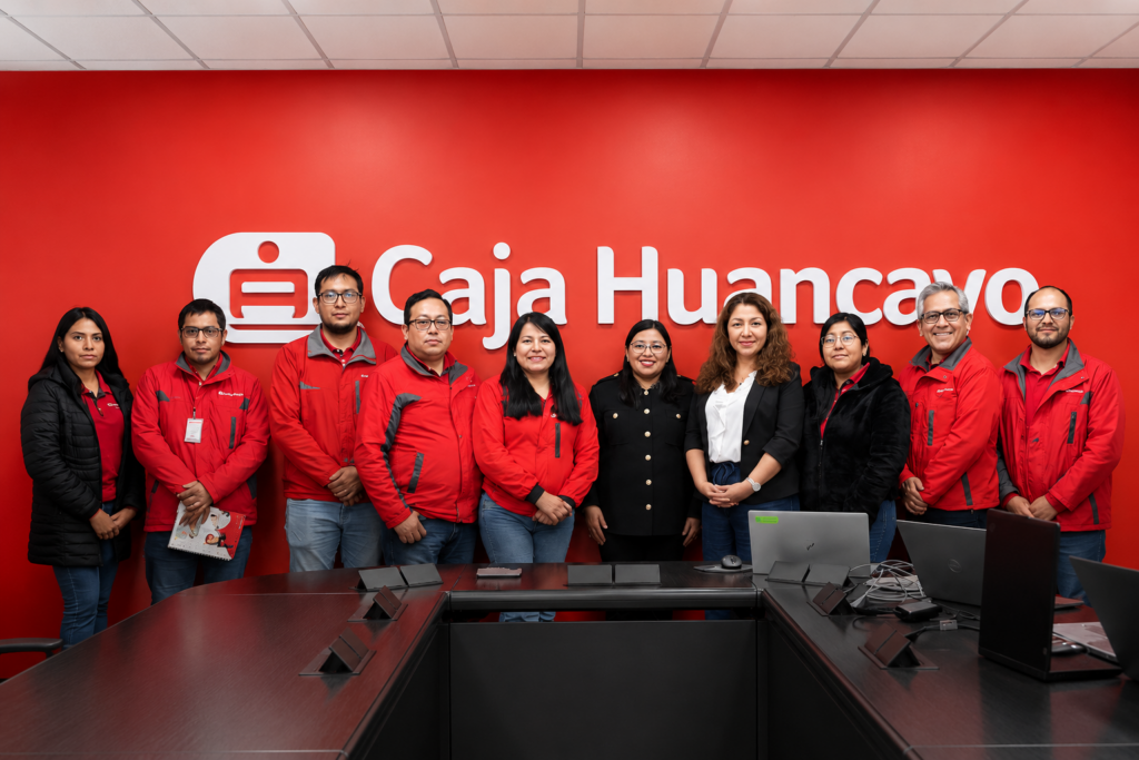 Equipo de Caja Huancayo y Water.org durante acuerdo para ampliar el acceso al agua y saneamiento en Perú