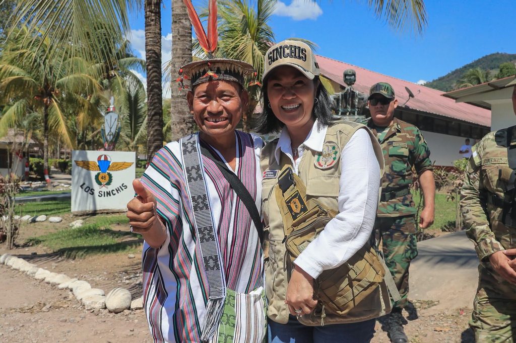 Representante de una comunidad y autoridad pública durante una visita vinculada al diálogo territorial en el Perú.