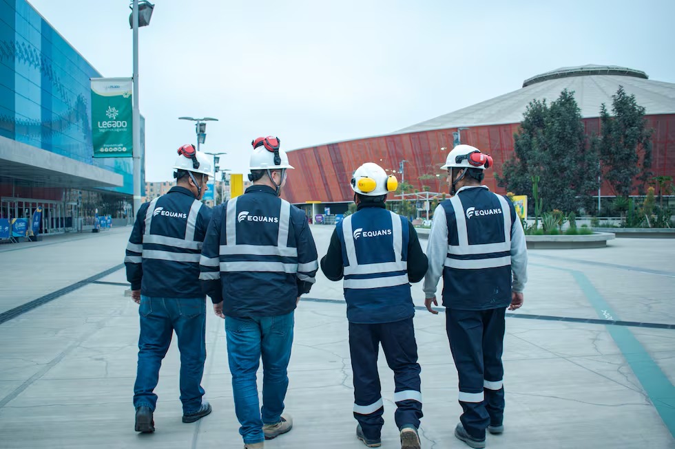 Equipo técnico de facility management encargado del mantenimiento de activos públicos deportivos de Lima 2027.