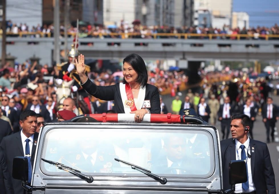 Keiko Fujimori saluda durante desfile presidencial en Perú en contexto de anuncio de reforma del Estado y gobernanza