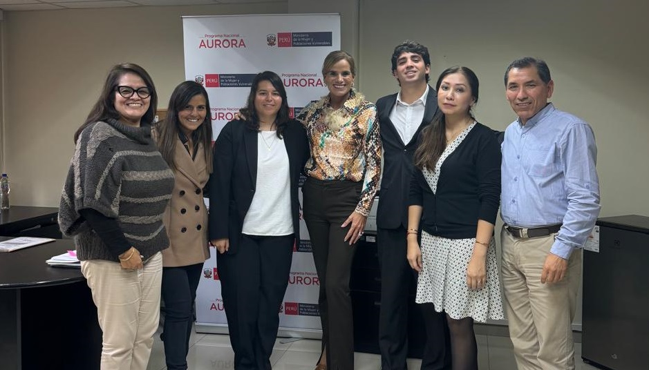 Representantes de Gold Fields y MIMP durante renovación de convenio contra la violencia de género