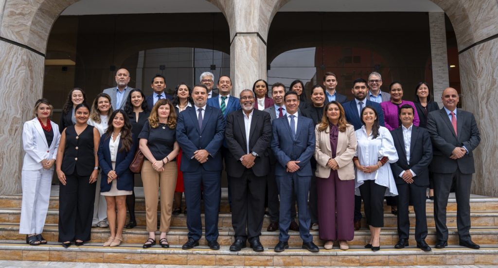 Representantes de Green Coalition y COFIDE reunidos durante un encuentro institucional en Lima.