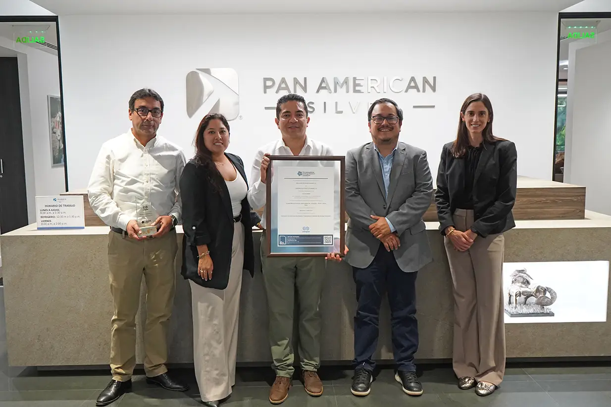 Representantes de Huarón y Celepsa durante la entrega de la certificación I-REC por el uso de energía 100% renovable.