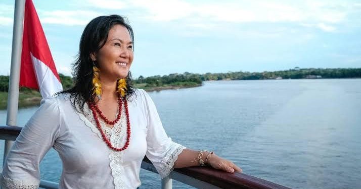 Keiko Fujimori junto a un río durante una visita oficial, en el contexto de la agenda ambiental y el cambio climático en el Perú.