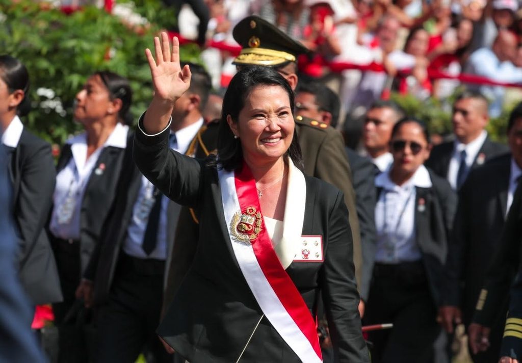 Keiko Fujimori saluda durante una ceremonia oficial vinculada al análisis de la agenda ambiental del Perú.