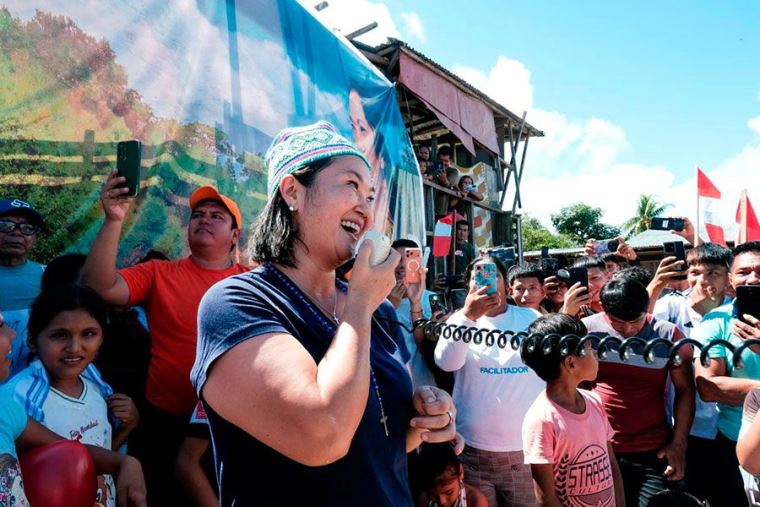 Keiko Fujimori durante una actividad pública vinculada al desarrollo de infraestructura en el Perú.