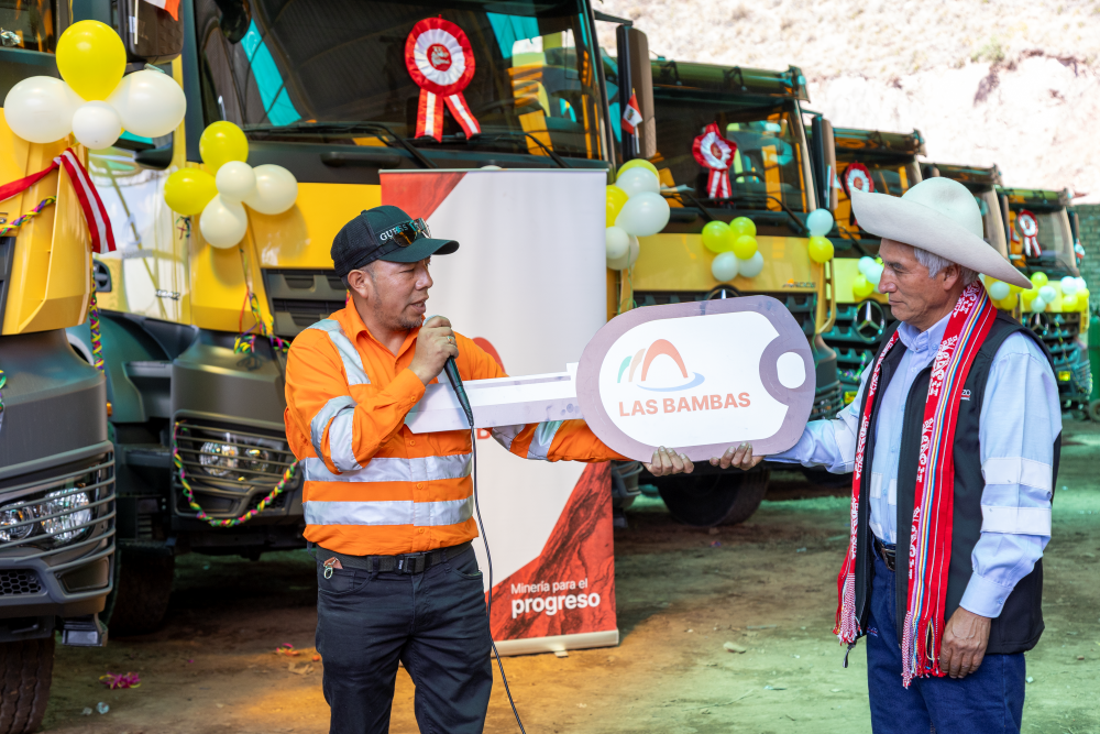 Las Bambas entrega vehículo a la Empresa Multicomunal Qorilazo de Chumbivilcas para fortalecer sus servicios en el Corredor Vial del Sur.