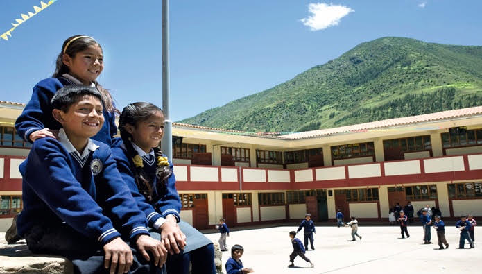 Estudiantes en una escuela rural del Perú, vinculada al desarrollo comunitario y la licencia social empresarial.