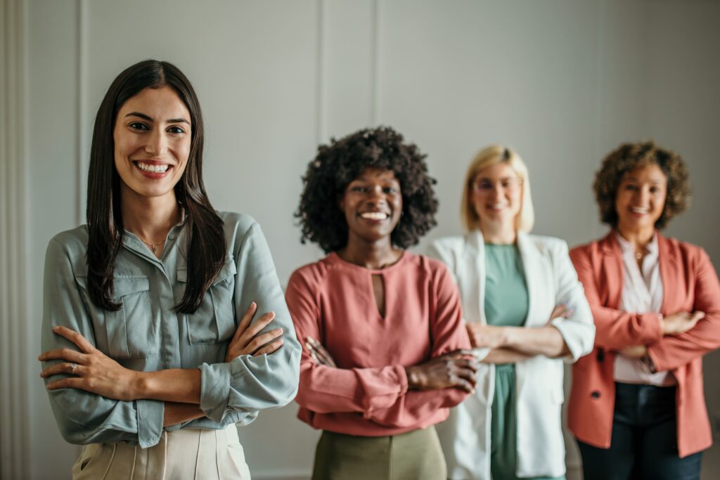 Mujeres profesionales representan liderazgo femenino e igualdad de género en el entorno laboral