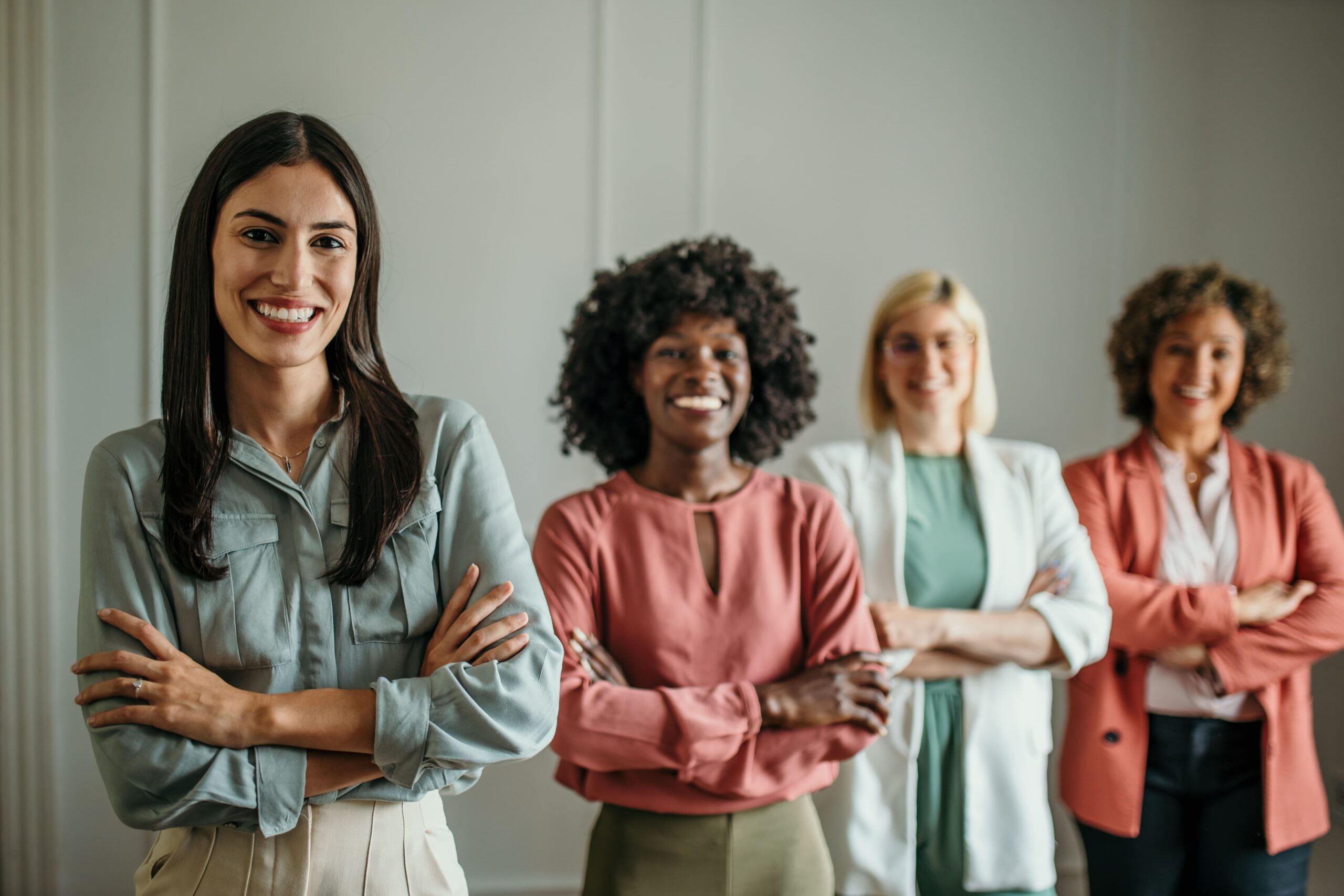 Mujeres profesionales representan liderazgo femenino e igualdad de género en el entorno laboral