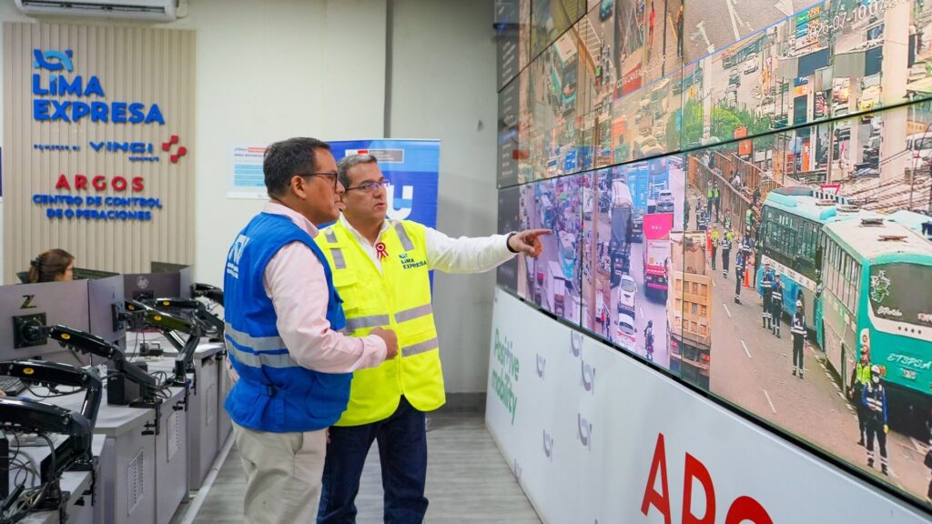 Personal de Lima Expresa monitorea el tráfico desde el Centro de Control de Operaciones ARGOS en Lima.
