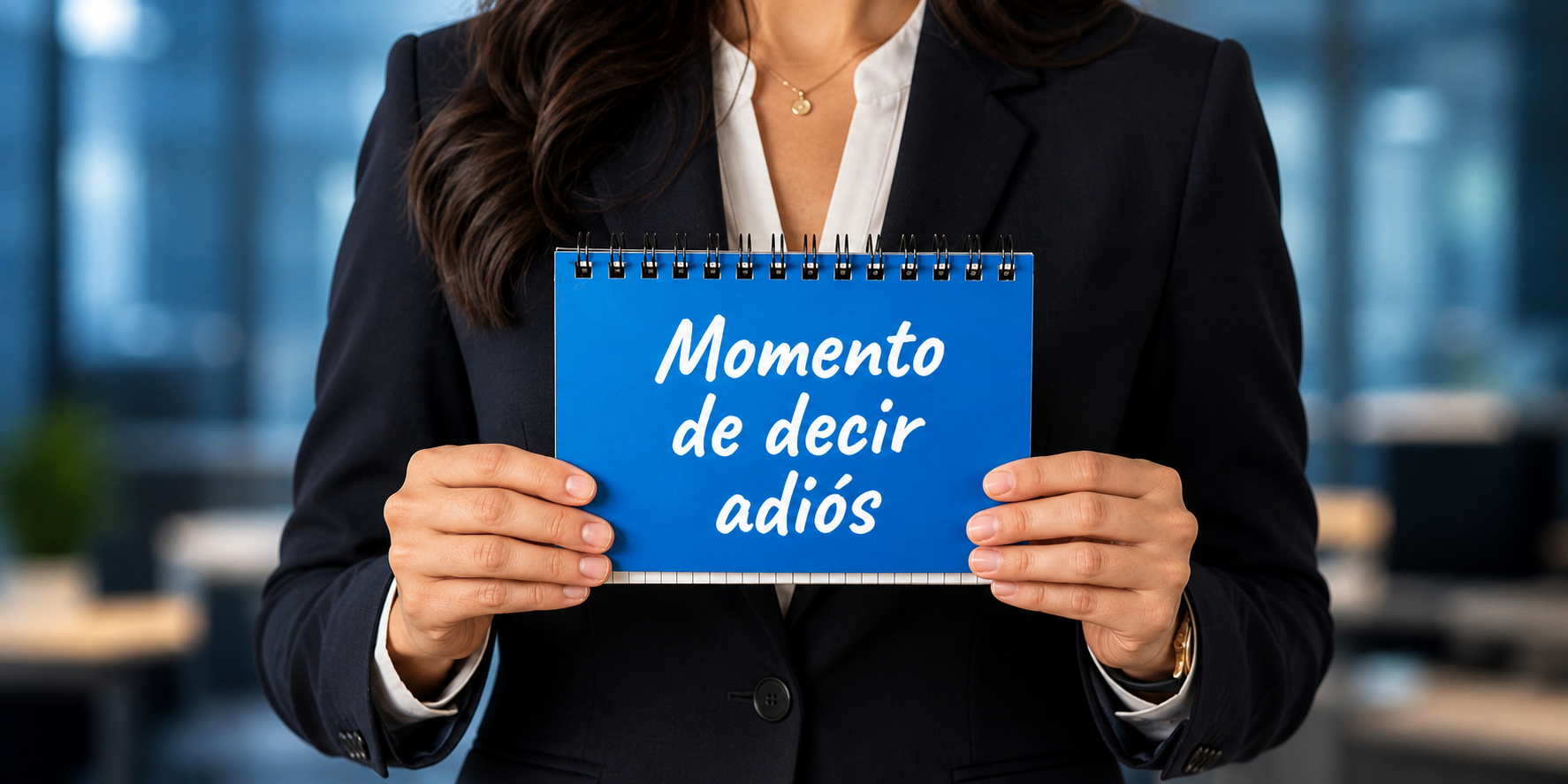 Mujer sostiene un cartel con el mensaje “Momento de decir adiós” en un entorno corporativo.