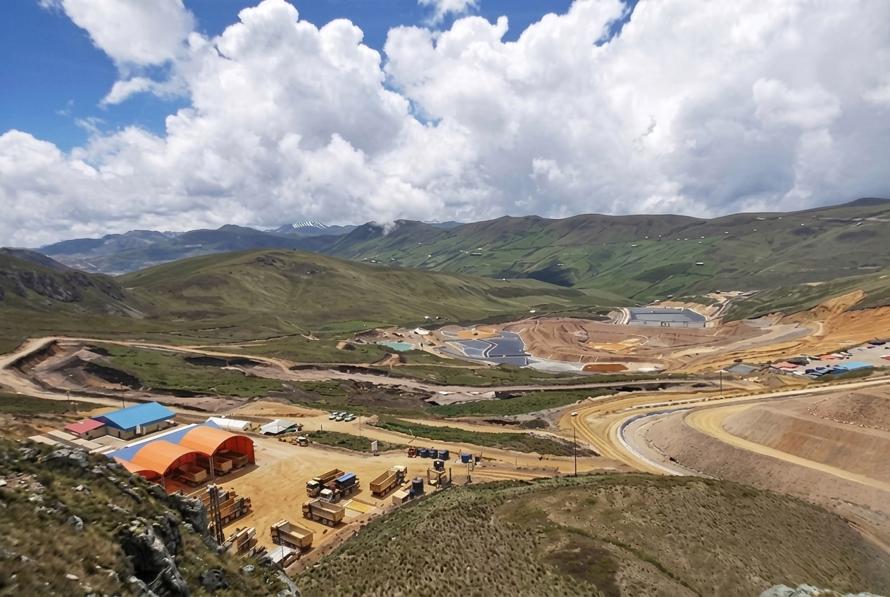 Operación minera en los Andes peruanos con infraestructura, vías de acceso y zonas de trabajo en un paisaje de alta montaña.