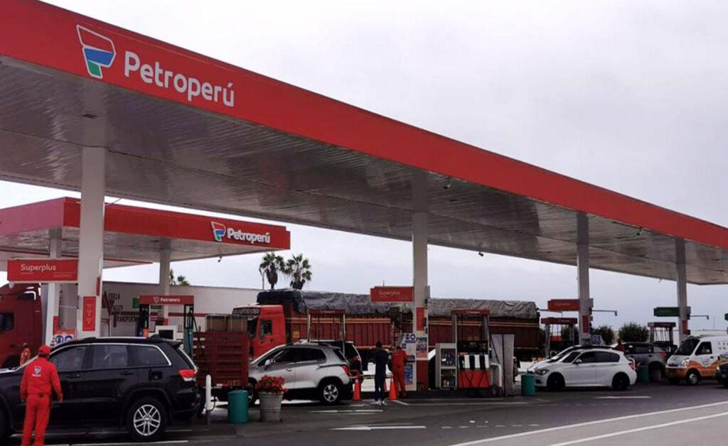 Estación de servicio de Petroperú con vehículos abasteciéndose de combustible en grifo oficial