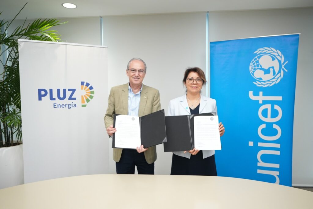 Pluz Energía y UNICEF durante la firma de un acuerdo de colaboración