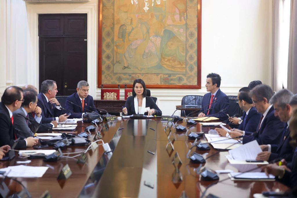 Reunión de autoridades del Estado sobre reforma regulatoria, gobernanza y mecanismos de control en el Perú.