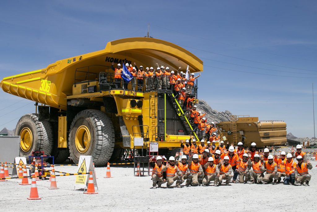 Trabajadores de Komatsu-Mitsui junto a camión minero en operación minera