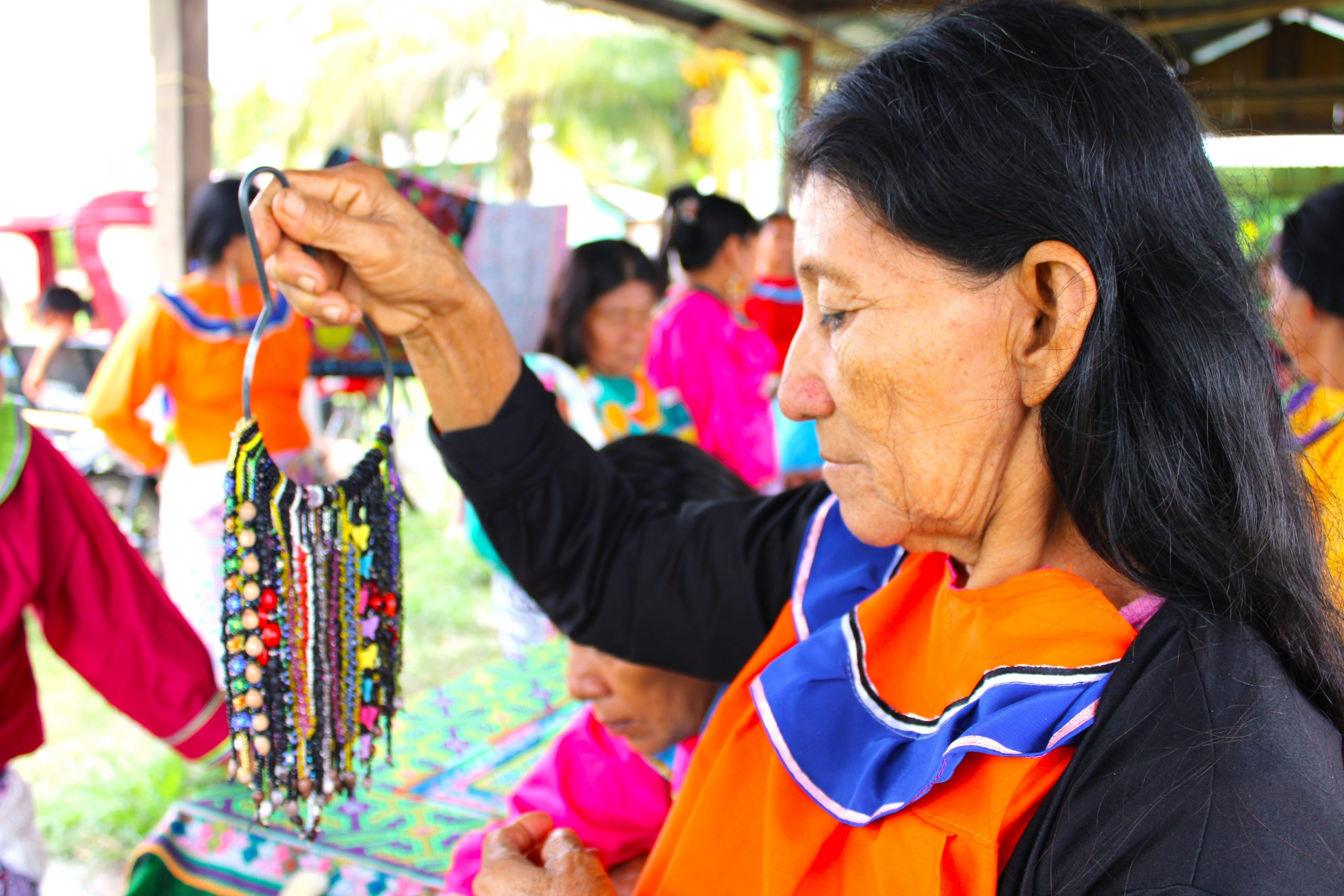 Artesana Shipibo-Konibo de Ucayali mostrando bisutería elaborada por la Asociación Inin Jabe.