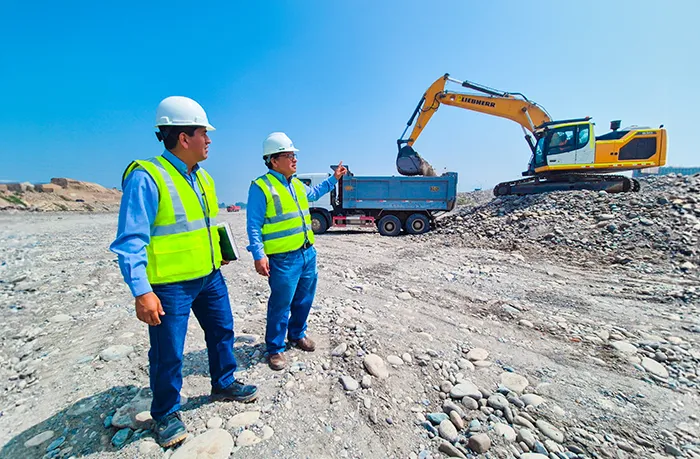 Trabajos preventivos en el río Rímac con maquinaria pesada y personal técnico
