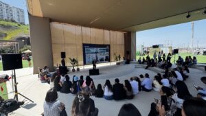 Público participa en una presentación del anfiteatro de la Cumbre Perú Sostenible 2026 sobre soluciones y sostenibilidad.