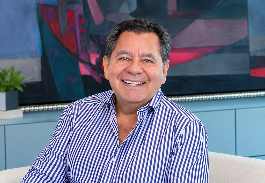 Carlos Añaños, fundador de Grupo AJE, en retrato profesional.