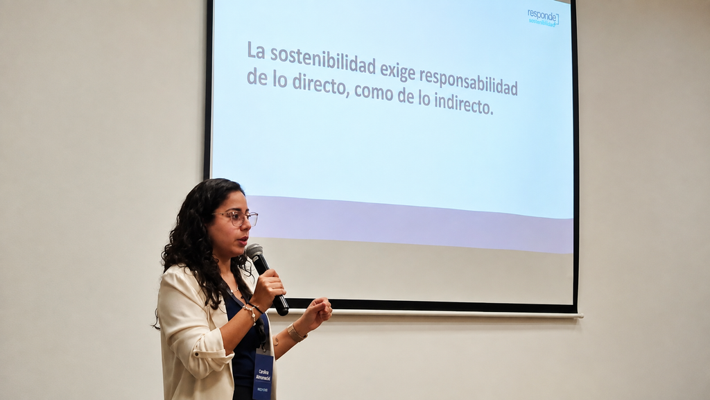 Cecilia Benavides durante una presentación sobre sostenibilidad empresarial y responsabilidad corporativa.