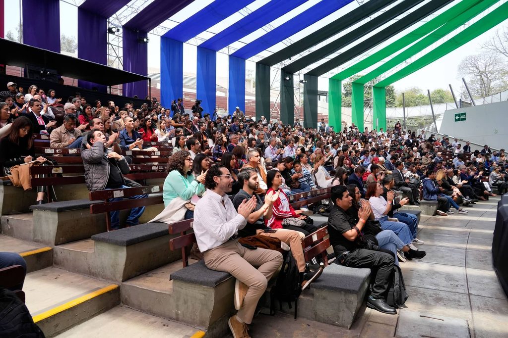 Público asistente a la Cumbre Perú Sostenible 2025 durante una jornada de conferencias sobre sostenibilidad.