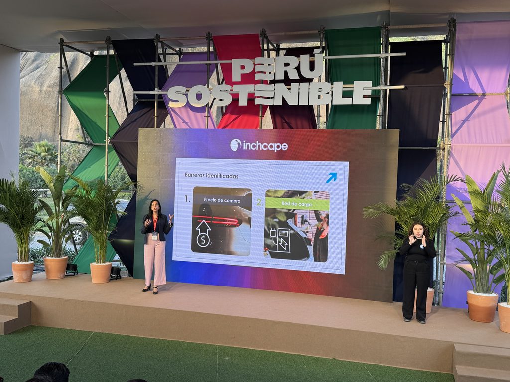 Presentación de Inchcape en la Cumbre Perú Sostenible sobre barreras para la adopción de movilidad eléctrica.