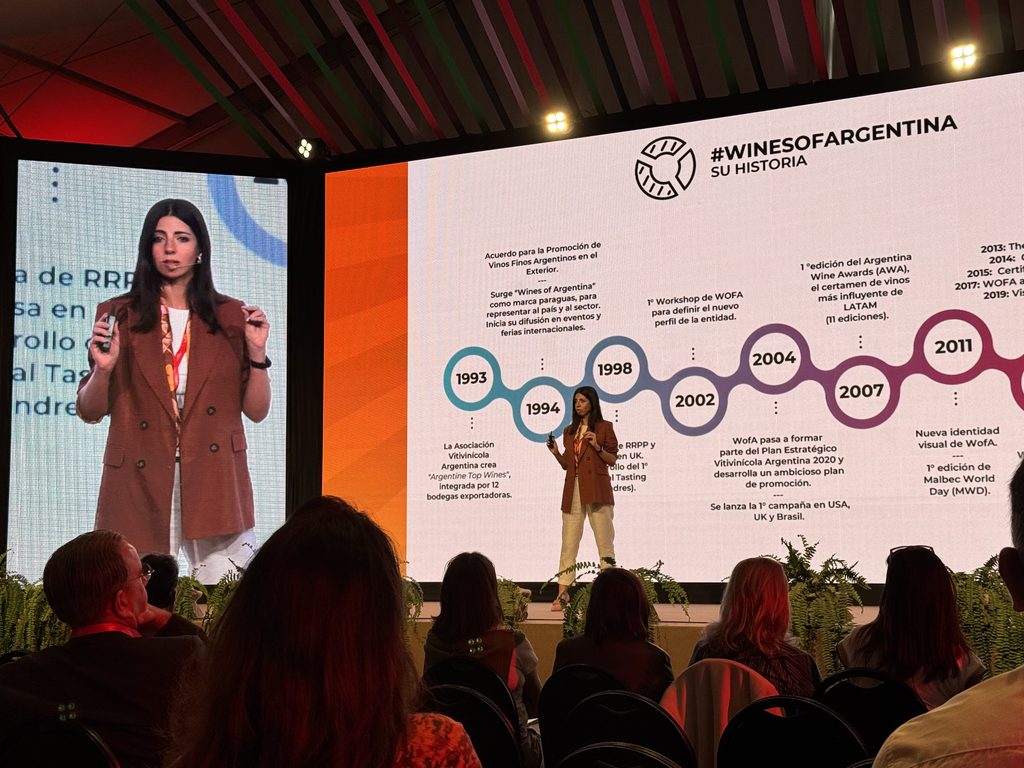 Expositora de Wines of Argentina presenta la historia de la organización durante la Cumbre Perú Sostenible.
