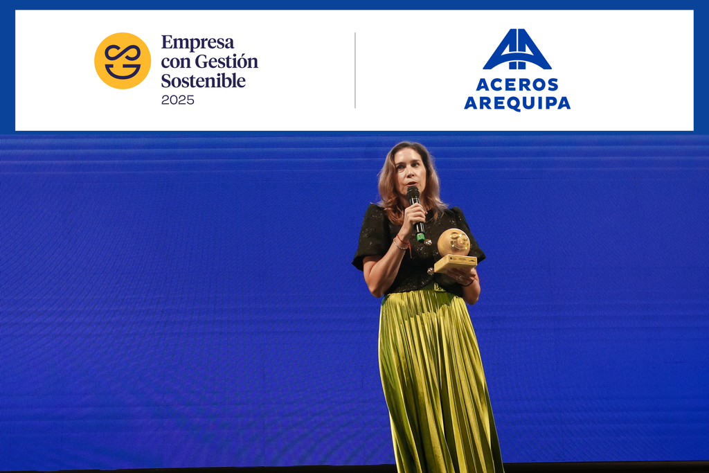 Representante de Aceros Arequipa recibe reconocimiento en Empresa con Gestión Sostenible 2025.