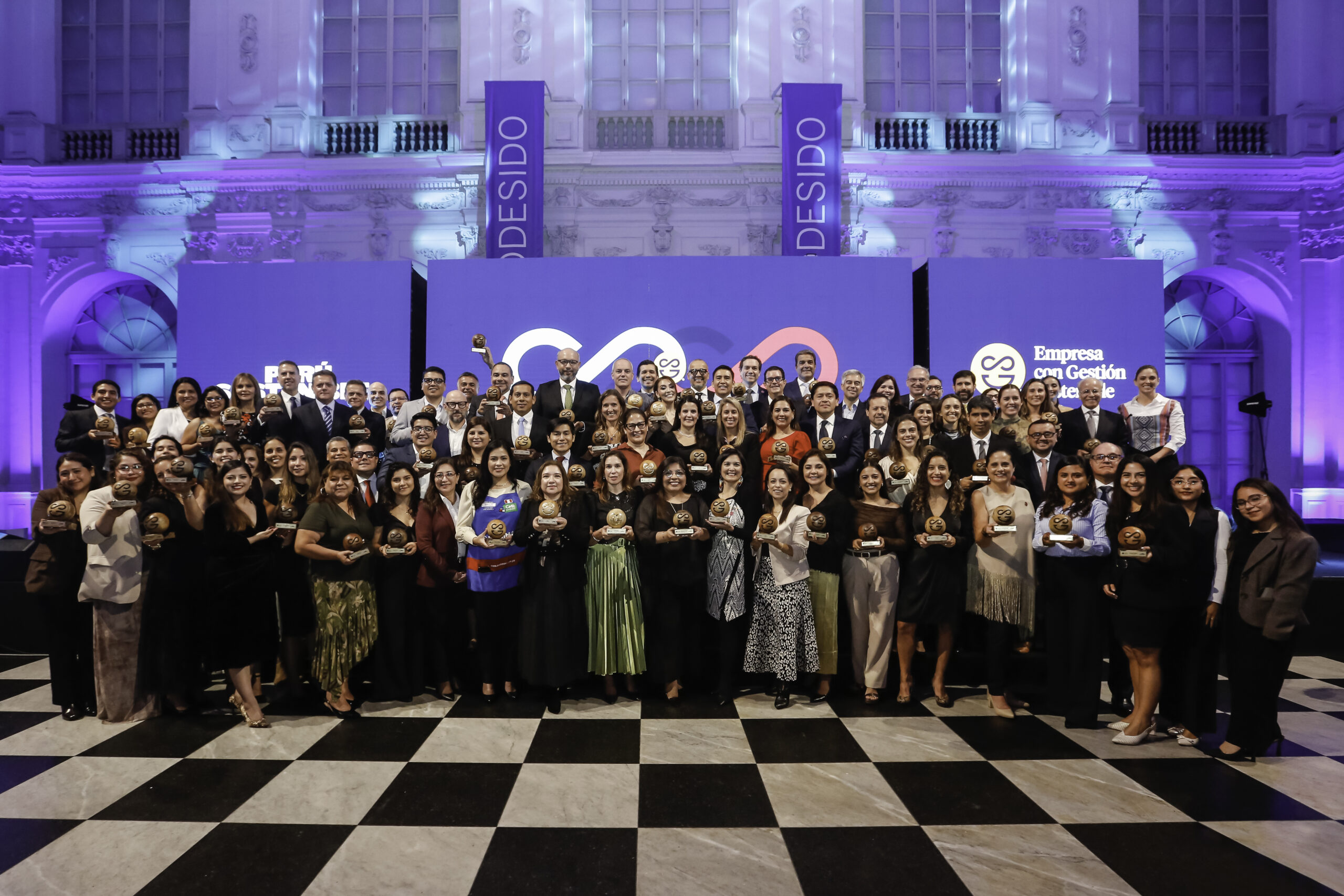 Representantes de empresas reconocidas en Empresa con Gestión Sostenible 2025 durante la ceremonia de premiación.
