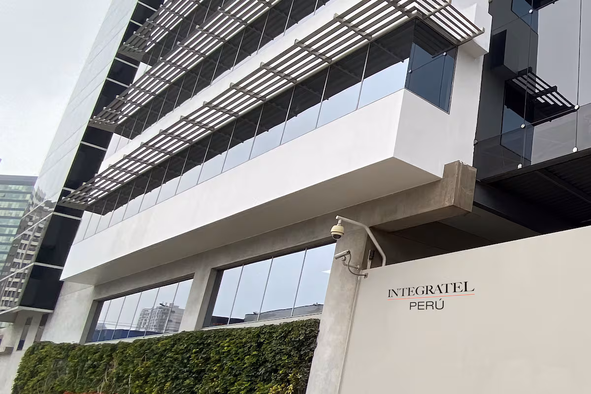 Fachada del edificio de oficinas de Integratel Perú con acabados modernos y jardín vertical