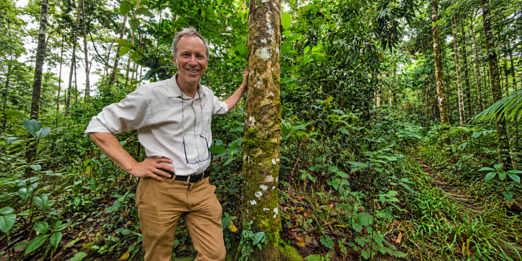 Frank Hajek, fundador y director ejecutivo de Nature Services, en un bosque durante una actividad vinculada a la conservación de ecosistemas.