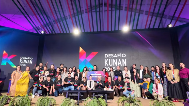 Grupo de emprendedores y ganadores en el escenario de la premiación del Desafío Kunan 2025.