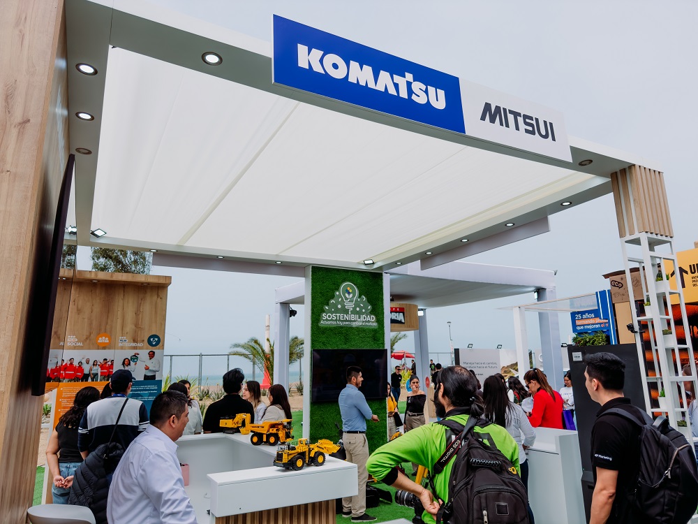 Stand de Komatsu Mitsui en la Cumbre Perú Sostenible con contenidos sobre sostenibilidad y maquinaria.