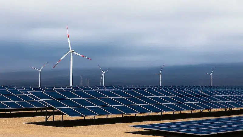 Parque de energía renovable con aerogeneradores y paneles solares, asociado a proyectos de Orygen en Perú.