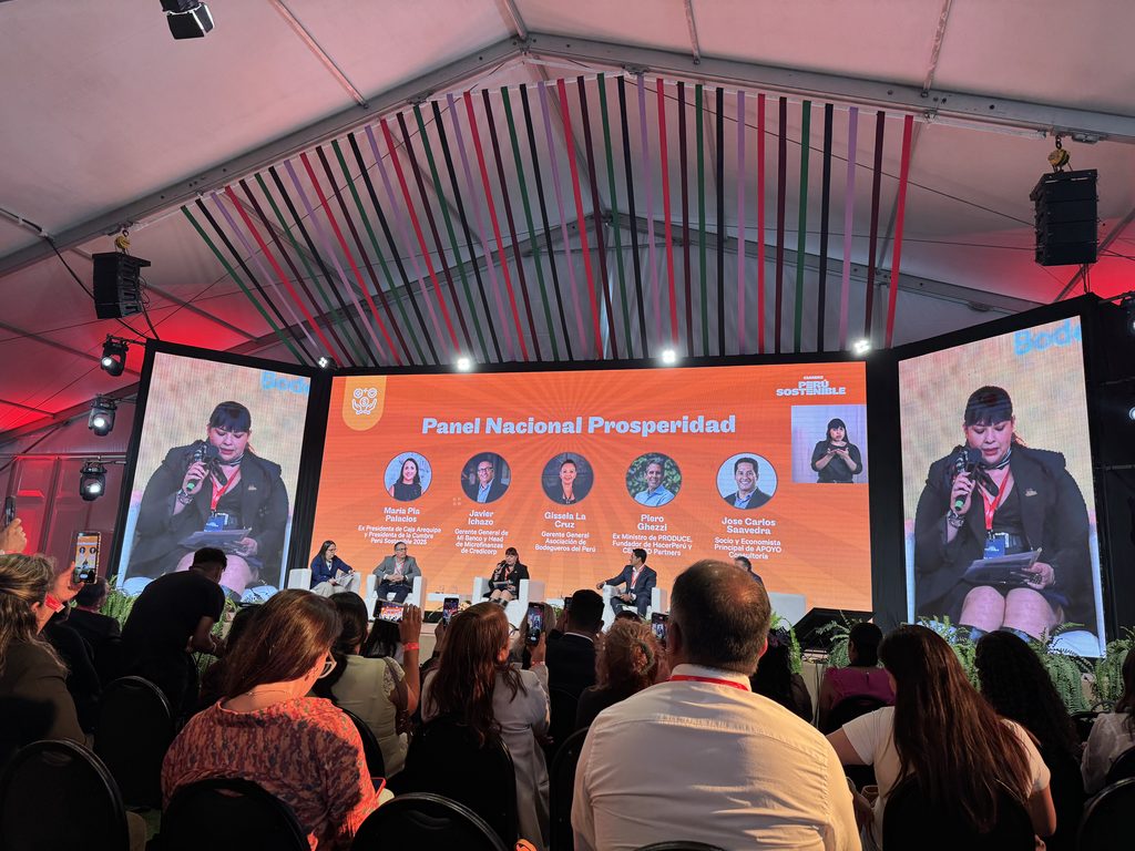 Panel Nacional Prosperidad durante la Cumbre Perú Sostenible con especialistas y representantes de distintas organizaciones.